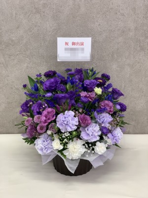 メインカラーとヘアカラーをイメージしておまとめしたご出演祝い花・楽屋花
