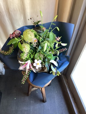 季節のお花でおまとめした誕生日祝いの花束