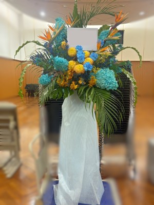 新たな門出を彩るブランドカラーを取り入れた祝い花・スタンド花