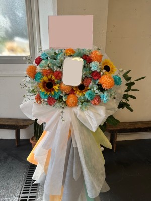 ファンクラブのイメージで華やかに。推しへ贈るご出演スタンド花
