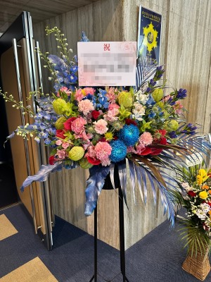 ロゴのカラーでおまとめした周年祝いのフラワースタンド