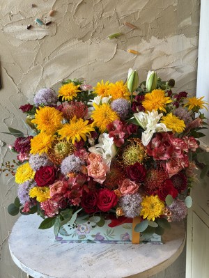 [日頃の感謝を込めて] 華やかにおつくりした結婚記念日祝い花