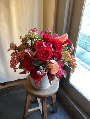 初秋の赤い花に込めた 感謝と門出の生花アレンジ