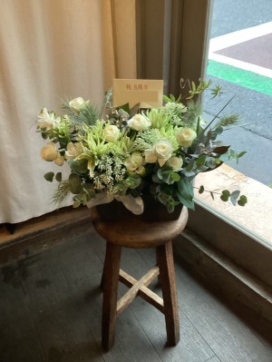 感謝を伝える 華やかで上品な周年祝いアレンジメント