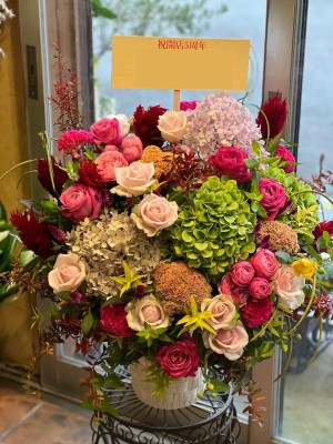 毎年の秋色から今年はピンクに。華やかな周年祝い花